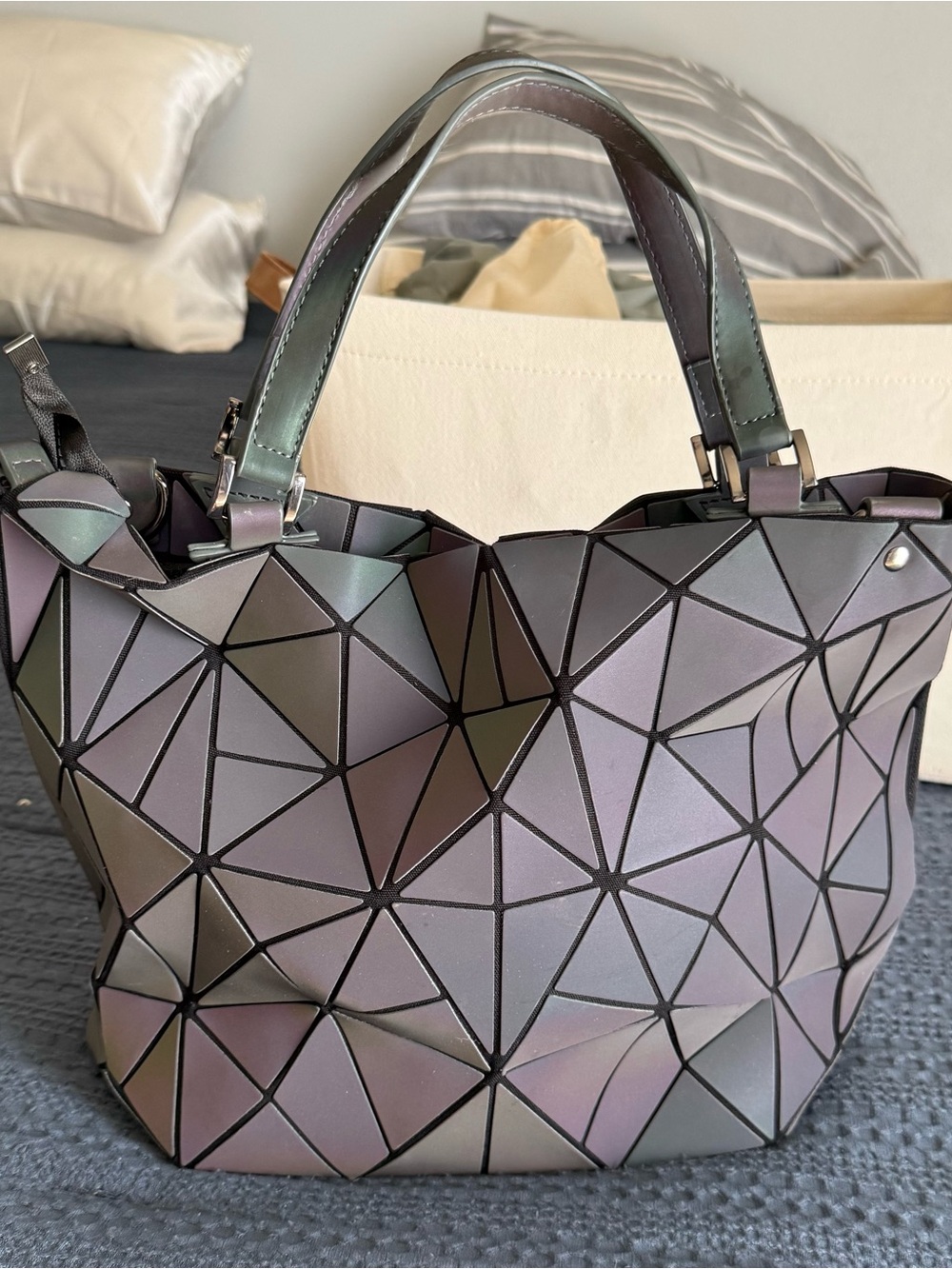 Iridescent Geometric Tote Bag in Gray-Purple